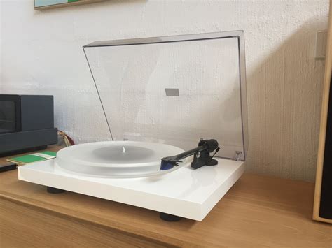 SOLD FS Project Debut Carbon Turntable With Ortofon 2M Blue Cartridge