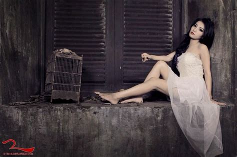 Tika Kaunang Photoshoot Bikini Zona Artis Lagi