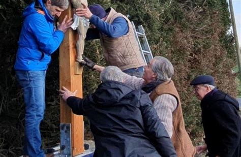 Saint Pavace La Route Du Calvaire Retrouve Une Nouvelle Croix Le