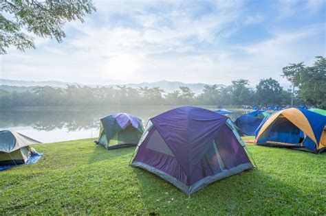 Tiendas De Campa A En El Bosque Foto Premium