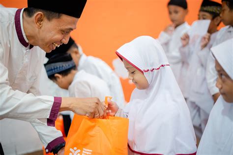 Halalbihalal Bersama 100 Yatim Dhuafa