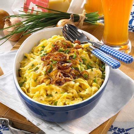 Spätzle mit Käse eingeschichtet mit Zwiebeln und Schnittlauch Rezept