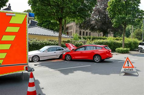 Autofahrer F Hrt Gegen Geparktes Auto Unfall In Wuppertal