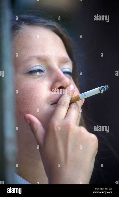 Teenage girl cigarette derrière Photo Stock Alamy