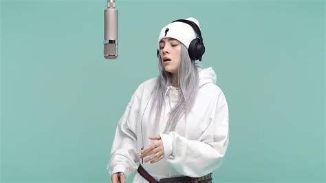 Le Bonnet Blanc Homme Suspendu Port Par Billie Eilish Dans Son Clip