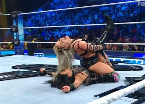 𝐃𝐫𝐚𝐕𝐞𝐧 on Twitter Liv pins Sonya after an Ob𝗟𝗜𝗩ion into a pile of