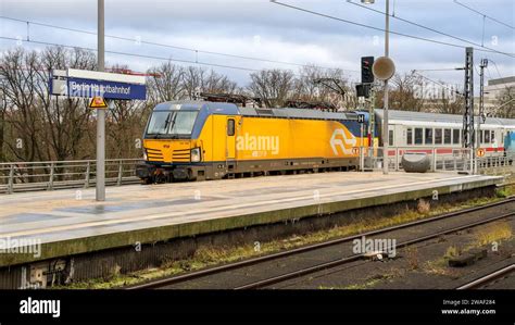 Eisenbahnverkehr Berlin Hauptbahnhof Einfahrt Des Intercity Zug Aus