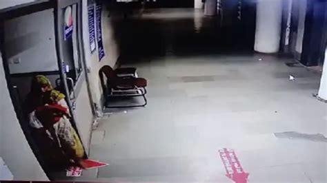 2 महीने की बेटी को मां ने तीसरी मंजिल से फेंका Cctv फुटेज से वारदात का