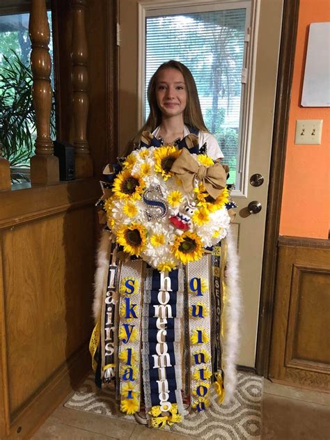 Sunflower Homecoming Mum 1000 In 2020 Homecoming Mums Homecoming