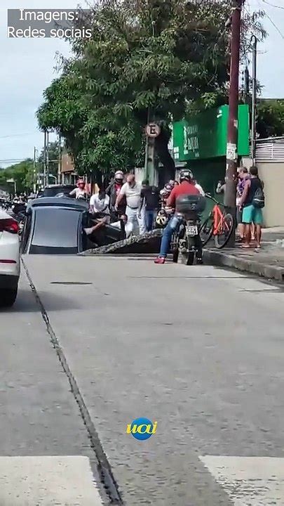 Carro Engolido Por Cratera Que Se Abriu Em Avenida No Recife