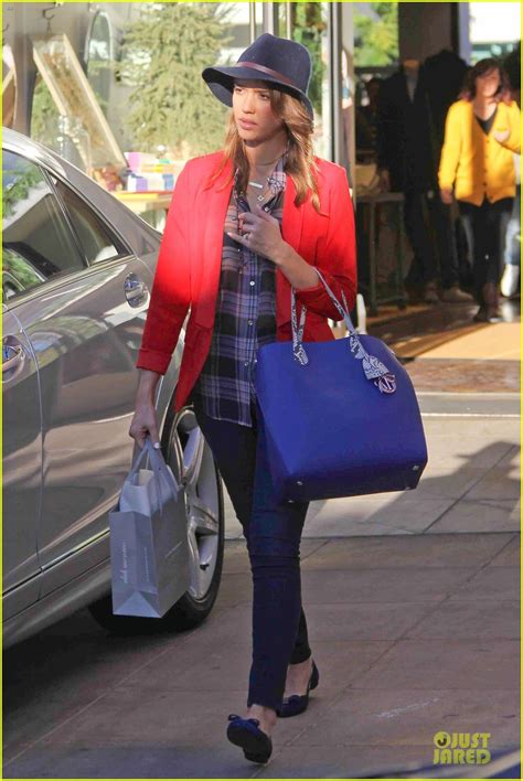 Jessica Alba Red Hot Holiday Shopping Trip Photo 3017350 Jessica Alba Photos Just Jared