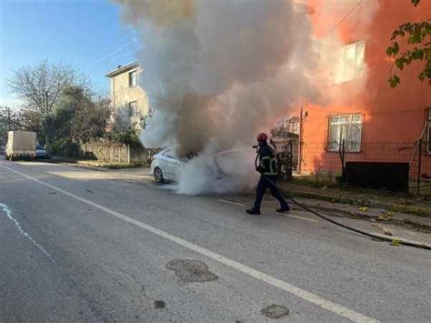 Alev alan otomobili Büyükşehir itfaiyesi söndürdü Kocaeli Haberleri