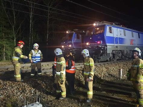 Strażacy ewakuowali pociąg w Zaostrowie w gm Słupia Konecka TKN24