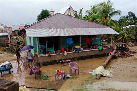 Foto Banjir Bandang Landa Pulau Haruku Bpbd Maluku Tengah Kirim Bantuan