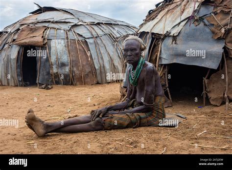 Omorate Ethiopia Nov 2018 Older Lady From Dasanech Tribe Sitting In