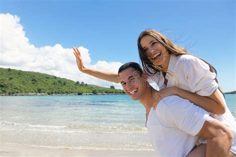 Les Couples Heureux Ont L Amusement Sur La Plage Image Stock Image Du