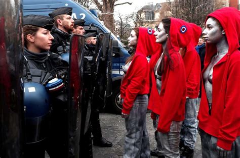 Mulheres Seminuas Marcam Mais Um Dia De Protesto Dos Coletes Amarelos