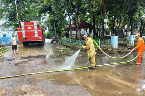 Banjir Di Perumahan Pondok Karya Mampang Surut Petugas Damkar