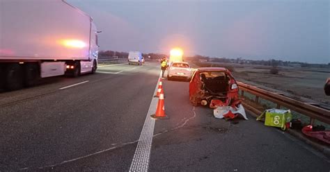 Autostrada Przejezdna Po Wypadku Dosz O Do Zderzenia Samochod W