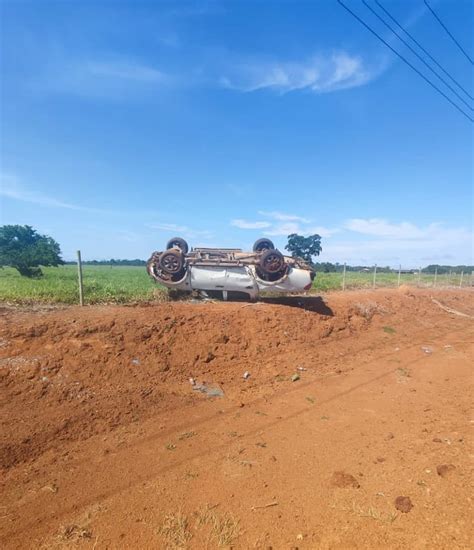 Policiais militares ficam feridos após viatura capotar em rodovia no