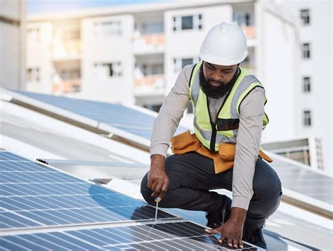 Ingeniero Africano Hombre Destornillador Y Panel Solar En El Techo Para