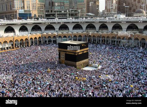 Holy Kaaba Crowd Of People Always Walking Around Kaaba Ritual Of