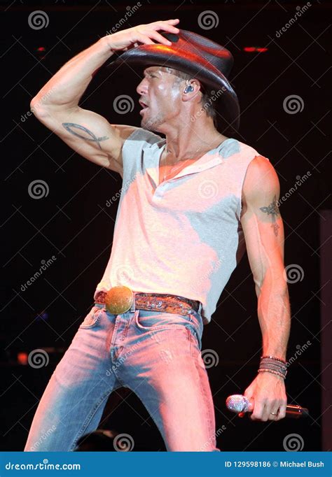 Tim McGraw Performs in Concert Editorial Photo - Image of democrat, concert: 129598186