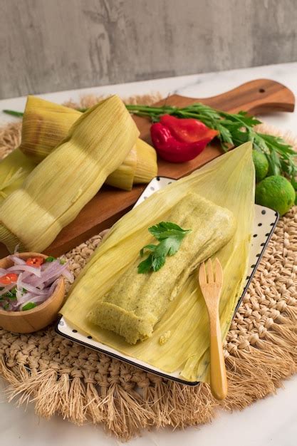 Una receta de tamales clásicos hechos con tamales Foto Premium