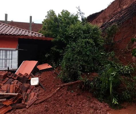 Chuvas Causam Deslizamentos De Terra E Casas São Interditadas Em