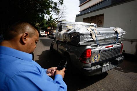 Dolor Y Desconsuelo Durante Entrega De Los Cuerpos De La Masacre