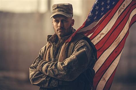 Um soldado em uniforme militar está na frente de uma bandeira que diz