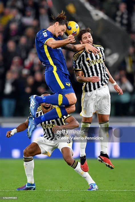 Milan Djuric of Hellas Verona FC battles for a header with Manuel ...