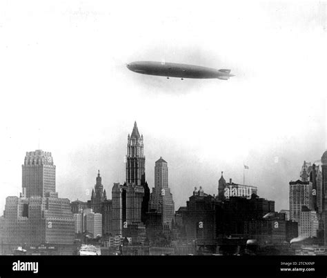 Ny October The Airship Count Zeppelin Upon Arrival In New