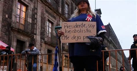 Ceci Flores Madre Buscadora Se Viste De Beisbolista Para Que Amlo La