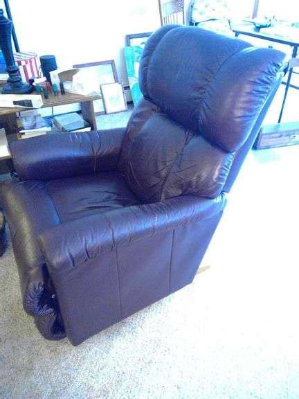 Leather LazyBoy Recliner In Great Condition Land Of Goshen Auction House