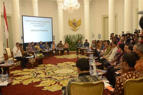 Duduk Melingkar Dengan Makanan Ringan Jokowi Santai Gelar Rapat Kabinet