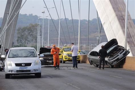 Batida entre carros e moto fecha o trânsito na Ponte JK Veja fotos