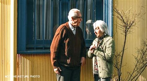 Un couple de personnes âgées est expulsé par son fils et sa belle fille