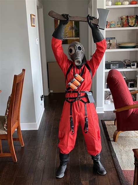 My (partially) homemade Pyro cosplay for Halloween! 🔥🔥🔥 : r/tf2