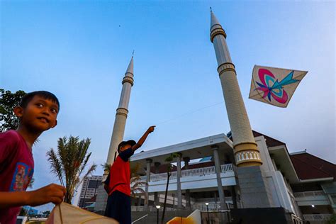 Asyiknya Menunggu Buka Puasa Di Masjid Raya KH Hasyim Asyari