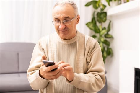 Primer plano de las manos del hombre usando un teléfono inteligente