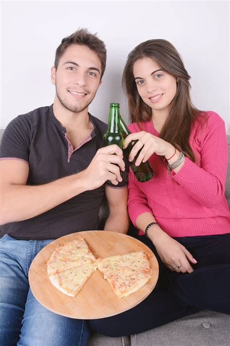 Cerveja Dos Pares E Pizza Bebendo Comer Imagem De Stock Imagem De