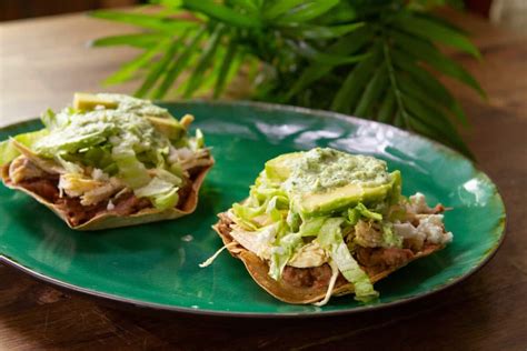 Tostadas De Pollo Con Salsa De Cilantro Paso A Paso Comedera