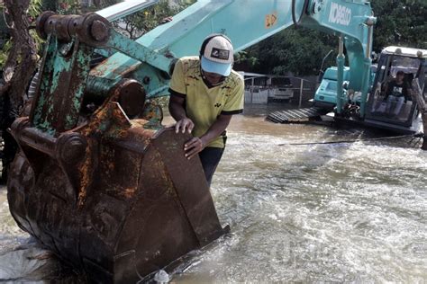 Tanggul Jebol Perumahan Pantai Mutiara Pluit Terendam Banjir Foto 2