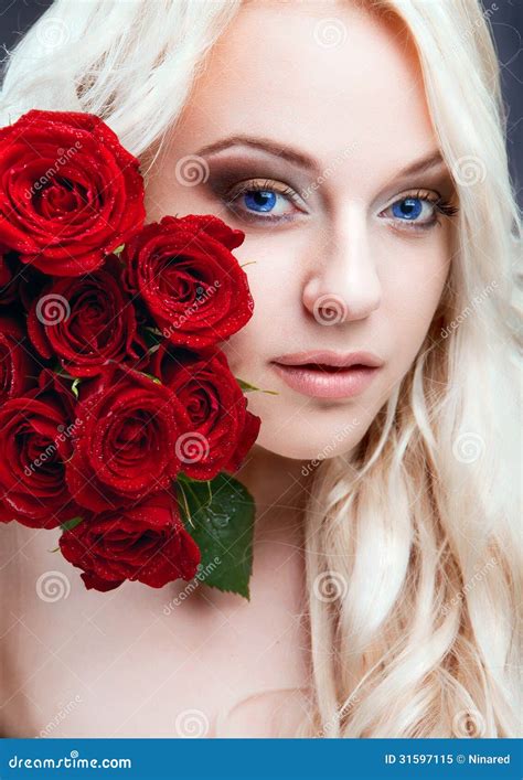 Fille Avec Les Roses Rouges Image stock Image du aromathérapie