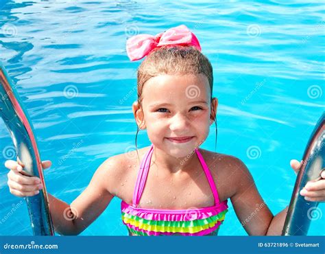 Petite Fille De Sourire Mignonne Dans La Piscine Photo Stock Image Du