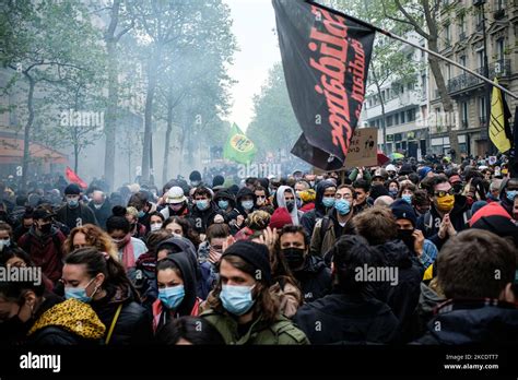 Manifestantes Pacíficos Huyen De Los Gases Lacrimógenos Disparados Por