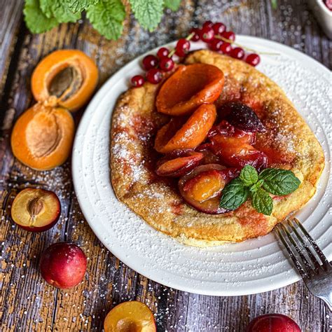 Najlepszewkuchni pl Letni biszkoptowy omlet z karmelizowaną morelą