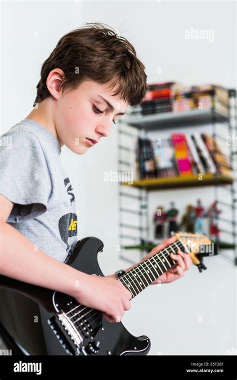 Colegial aprendiendo guitarra fotografías e imágenes de alta resolución