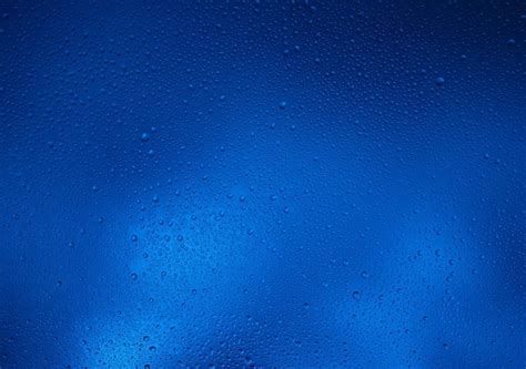 Fundo Azul Escuro Brilhante Gotas De Gua Contrastantes Foto Premium